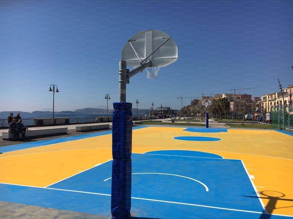 Vivisport Impianto monotubo zincato caldo rotondo tabelloni lamiera cm.135x90 canestri zincati e retine - ART. 4202