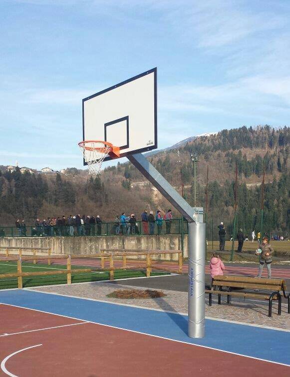 Vivisport Impianto monotubo, installabile basket/minibasket, tabelloni in resina melaminica, fissaggio a terra con bussola, struttura smontabile - ART. 4211