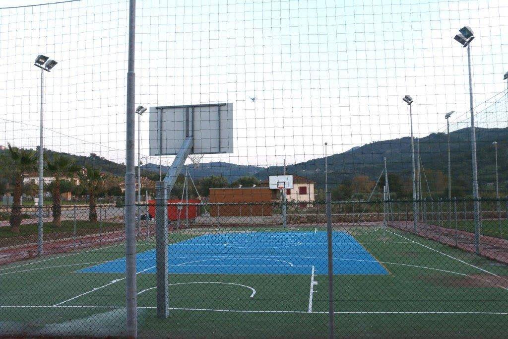 Vivisport Impianto monotubo, installabile basket/minibasket, tabelloni in resina melaminica, fissaggio a terra con bussola, struttura smontabile ART. 4213.