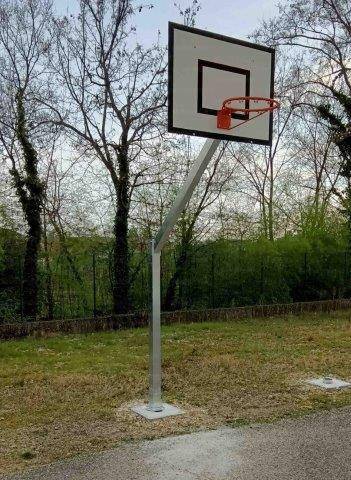 Vivisport Mezzo impianto minibasket/basket monotubo sez. 10x10 cm., zincato a caldo, tabellone minibasket 120x90 cm., fissaggio a terra con piastra - ART. 4233