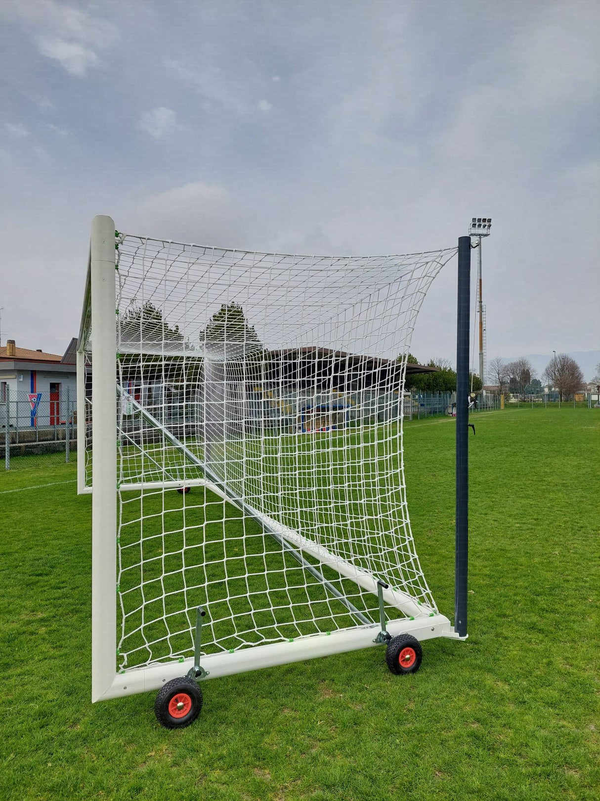 Vivisport Porta calcio 732x244 cm mobile, in alluminio, a norma UNI EN 748, con sistema di tensionamento rete con pali posteriori verticali e sistema di trasporto su ruote - 5902