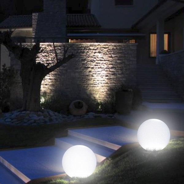 Arkema Design Sfera luminosa da giardino Arkema in resina LLDPE con pannello fotovoltaico 30 cm - SF300