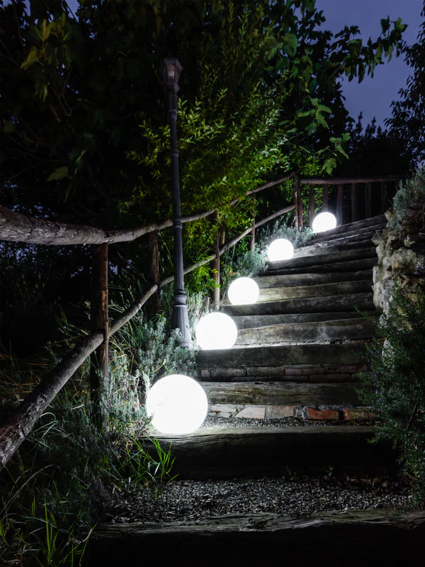 Arkema Design Sfera luminosa da giardino Arkema in resina LLDPE con pannello fotovoltaico 50 cm - SF500