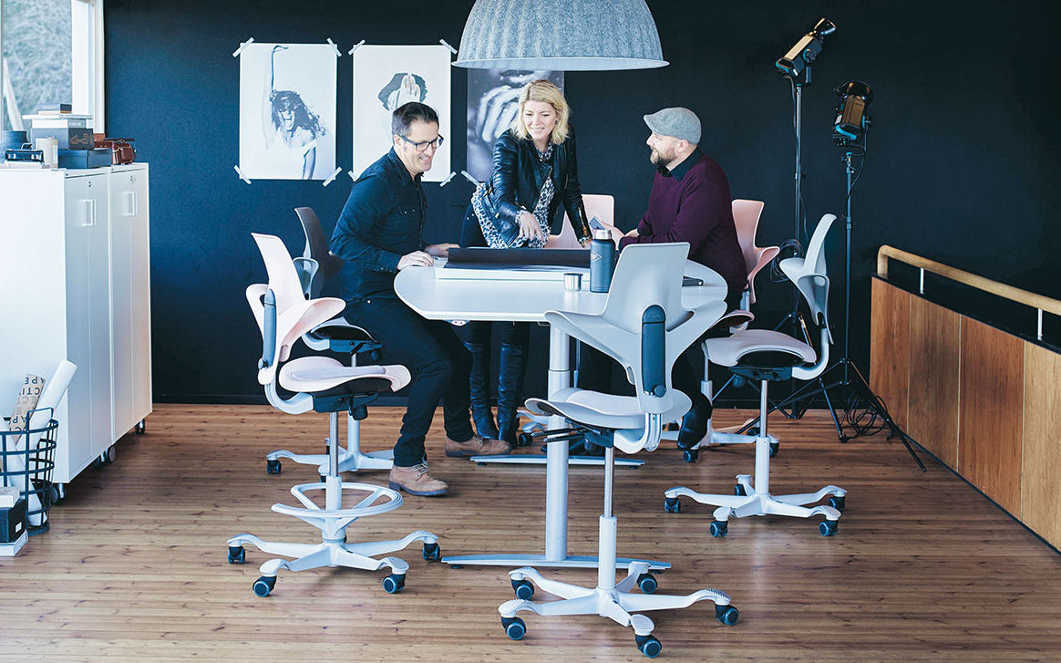 Sedia Ergonomica HÅG Capisco Puls 8010 Con Base Silver - Bianca, Pieghevole, Ruote E Altezza Regolabile