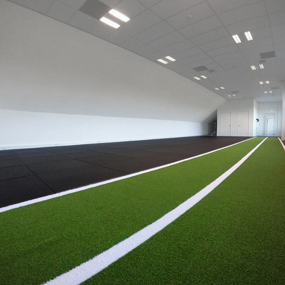 Pavimento in erba sintetica con linee bianche